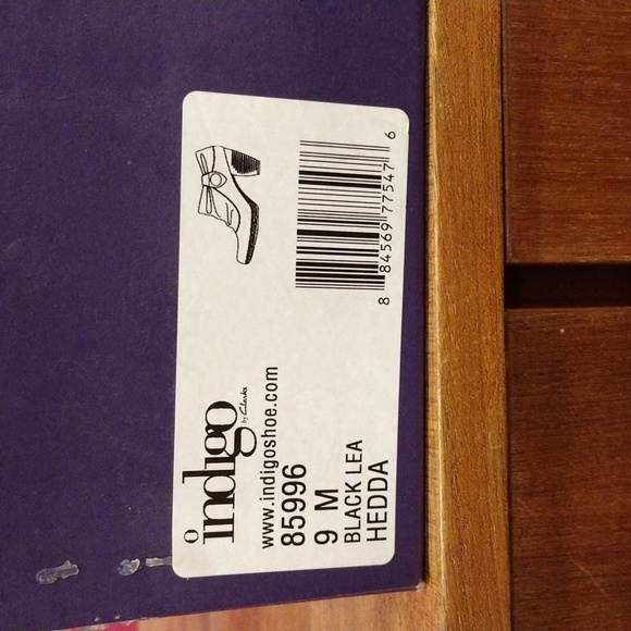 Indigo by Clarks women's Hedda Black Lea booties. EUC like new in box. Size 9M. - Picture 3 of 11